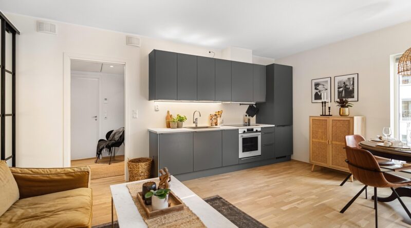 Industriální elegance s přírodními tóny: jak kombinovat kov a dřevo